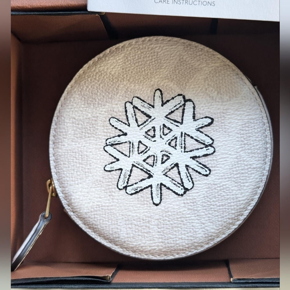 🎉Coach Round Coin Case In Signature Canvas With Snowflake Motif